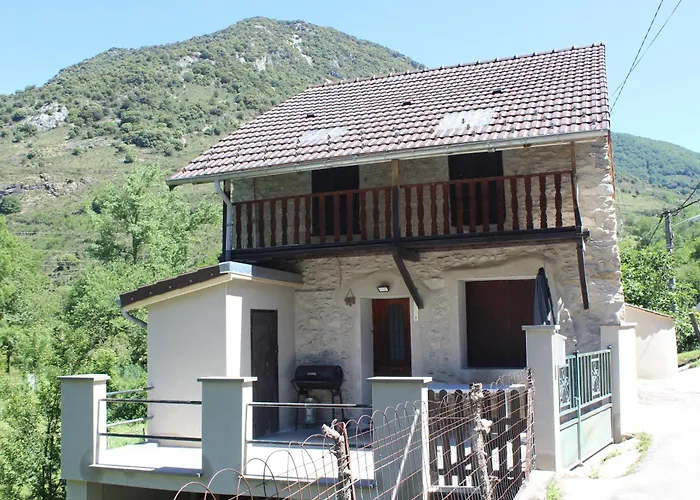 Maison De Charme Calme Entouree De Montagne